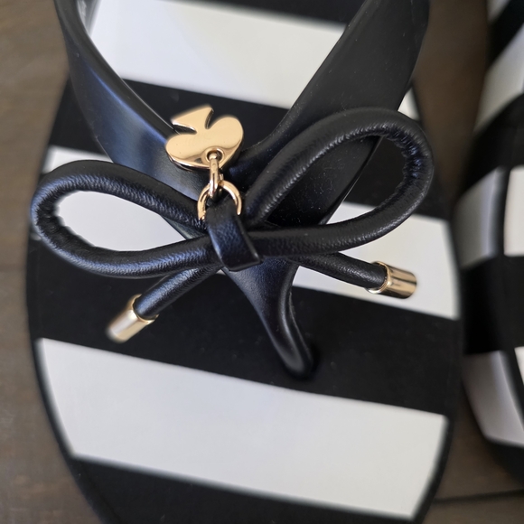 Kate Spade NY Black White Stripe Flip Flop Sandlas Bow Gold Logo SZ- 8 Like New - Picture 11 of 14